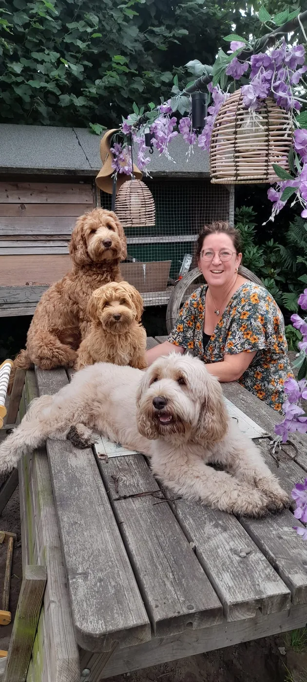 Marjan met Fee, Coco en Tess in de tuin